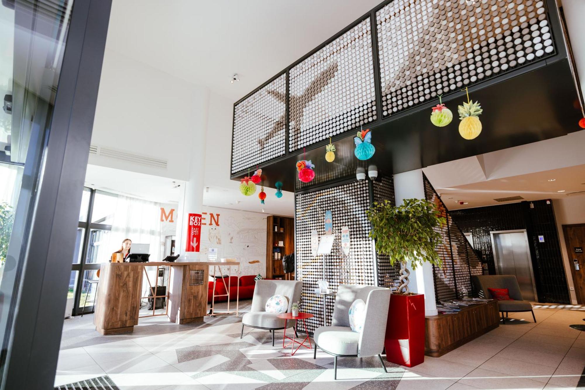 Готель Ibis Luxembourg Aeroport Niederanven Екстер'єр фото